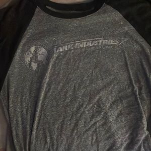 grey long sleeve shirt